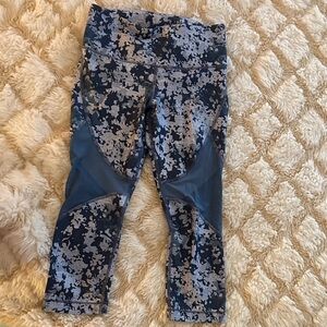 Under Armour cropped leggings, M, EUC